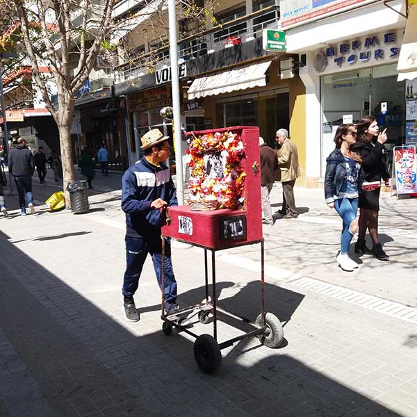 Λατέρνα, φτώχεια και φιλότιμο στον κεντρικό πεζόδρομο της Κοζάνης