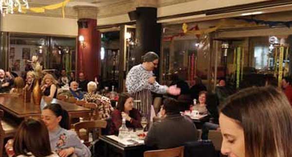 Άφθονο γέλιο χάρισε στους θαμώνες του Resto Bar η μπάμπου η Τσιτσιούλα