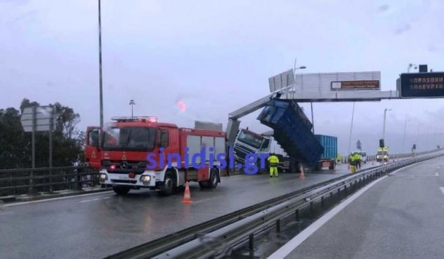 Γέφυρα Ρίου-Αντιρρίου: Ανεμοι σήκωσαν νταλίκα και την «κάρφωσαν» στις πινακίδες