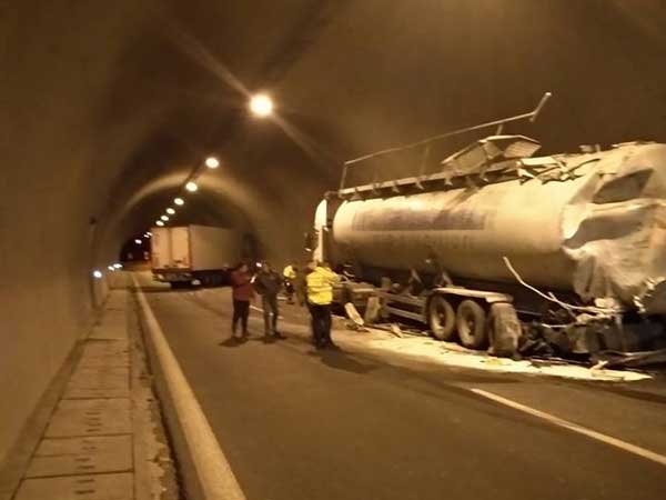 Σοβαρό τροχαίο ατύχημα στο τούνελ της Εγνατίας με μπετονιέρα και νταλίκα