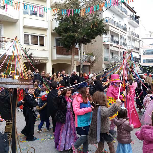 Γαϊτανάκι,παιχνίδια με κλόουν και μουσική στα 11 στον παιδικό φανό Μπουμταναθκα