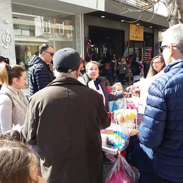 Ανενόχλητος πλανόδιος έμπορος στην κεντρικό πεζόδρομο πουλά μαλλί της γριάς