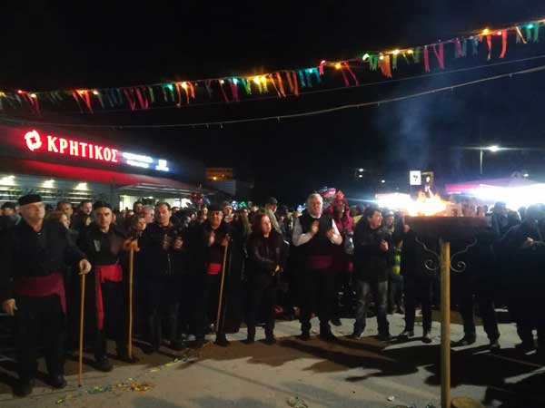 Πολύς κόσμος και αστείρευτο κέφι στο άναμμα του φανού “Πλατάνια”
