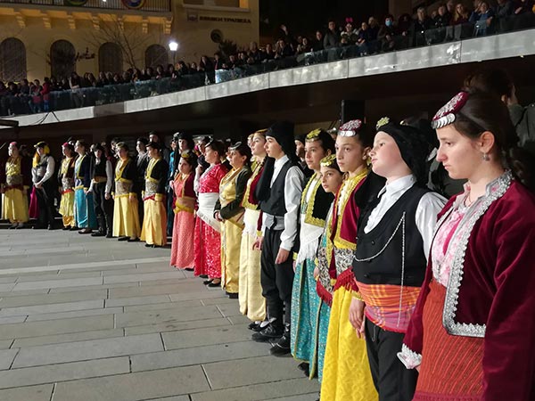 Ενθουσίασαν η χορωδία και τα χορευτικά των Ποντιακών σωματείων του Δήμου Κοζάνης το βράδυ της Τετάρτης – “Βούλιαξε” από κόσμο η κεντρική πλατεία της πόλης