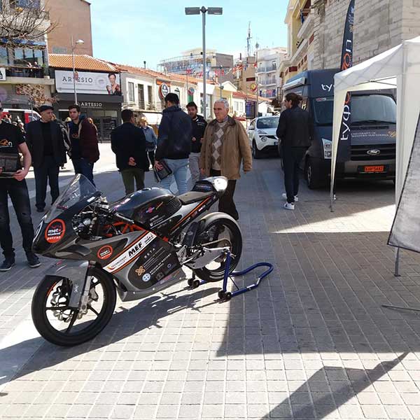 Η νέα ομάδα της του Πανεπιστημίου Δ. Μακεδονίας Tyφoon MotoRacing παρουσιάζει την Χίμαιρα στην κεντρική πλατεία της Κοζανης