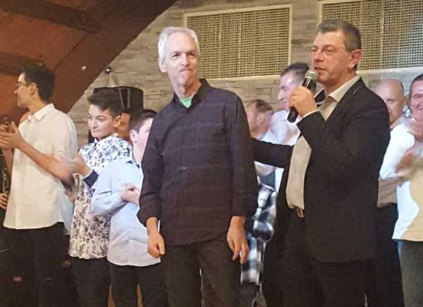 Επίσημη πρώτη για το νέο τραγούδι της Κόζιανης στον ετήσιο χορό της με την ορχήστρα  του Γιάννη Γρίβα -Τα τασάκια στα τραπέζια κι η άφιξη του δημάρχου