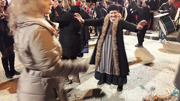 Η Βαγγελίτσα Παρδάλη-Γκιθώνα από τον φανό Μπουντανάθκα σε έναν ξεχωριστό δικό της χορό
