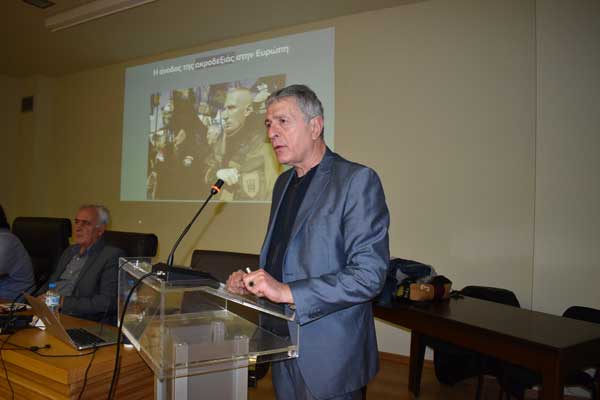 Παρουσιάστηκε στην Κοζάνη το βιβλίο του Στέλιου Κούλογλου “Γιατί μπαμπά είναι κακιά η ακροδεξιά” – “Η ακροδεξιά είναι ο λύκος στην Ευρώπη” δήλωσε ο ίδιος – Παρών στην εκδήλωση και ο Ολυμπιονίκης και υποψήφιος Ευρωβουλευτής Αλέξανδρος Νικολαΐδης