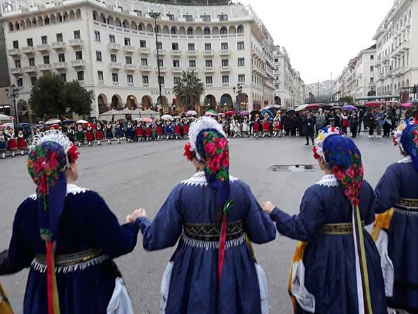 Το τσιντσιρό των Λαζαρίνων της Αιανής στην πλατεία Αριστοτέλους εν μέσω βροχής