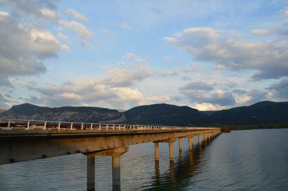 Τραγωδία: Άντρας πήδηξε από τη γέφυρα Σερβίων στη λίμνη Πολυφύτου
