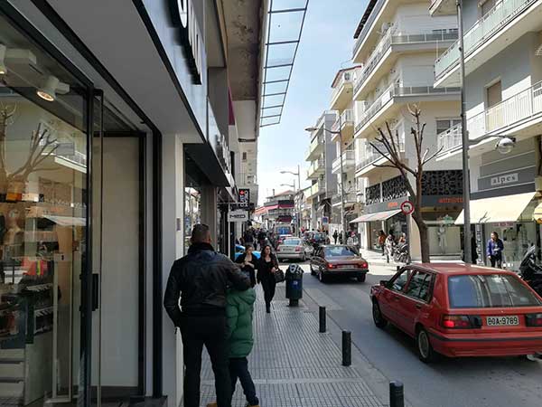 Με σύμμαχο τον καλό καιρό και μία εβδομάδα πριν το Πάσχα Ανοιχτά ήταν τα εμπορικά καταστήματα στην Κοζάνη