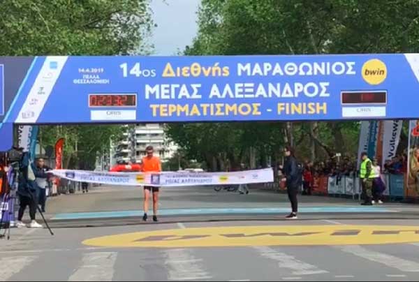 Πρώτος ο Κοζανίτης Μιχάλης Παρμάκης στο 14ο Διεθνή Μαραθώνιο “Μέγας Αλέξανδρος” της Θεσσαλονίκης – Έτρεξε τραυματισμένος και δεν τα παράτησε!