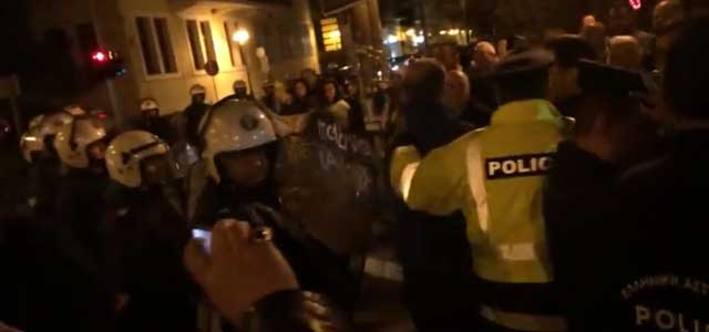 Προδότες  φώναξαν στην Πτολεμαΐδα στους ευρωβουλευτές του ΣΥ.ΡΙΖ.Α. Αλέξανδρο Νικολαΐδη και Κώστα Αρβανίτη