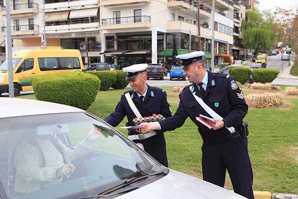 Ενημερωτικά φυλλάδια διανεμήθηκαν από τις Υπηρεσίες της Γενικής Περιφερειακής Αστυνομικής Διεύθυνσης Δυτικής Μακεδονίας σε οδηγούς οχημάτων, ενόψει των εορτών του Πάσχα