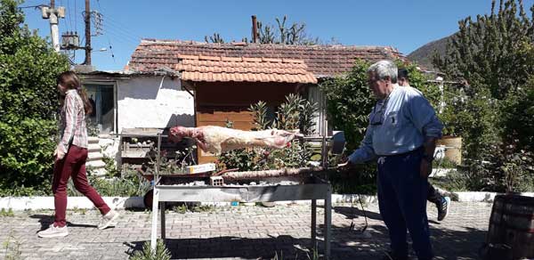 Στη Φτελιά οι σούβλες πήραν εμπρός!