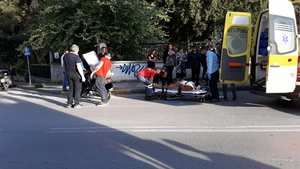 Μηχανάκι παρέσυρε ηλικιωμένη επί της οδού Γκέρτσου