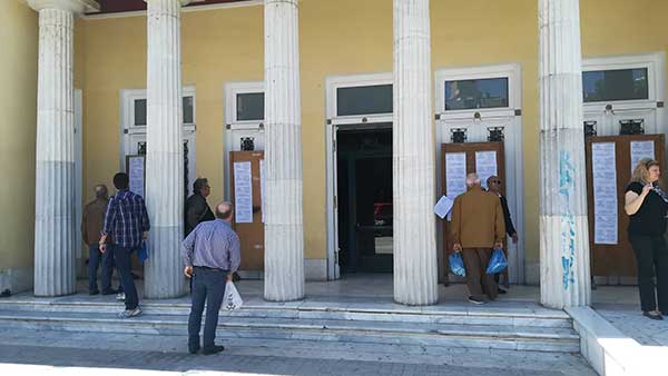 Οι δημότες Κοζάνης μπροστά από τους εκλογικούς καταλόγους στο δημαρχείο