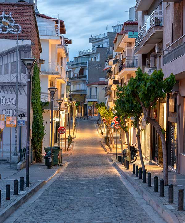 Η φωτογραφία της ημέρας: Η οδός Μακεδονομάχων με τη ματιά του Αργύρη Καραμούζα
