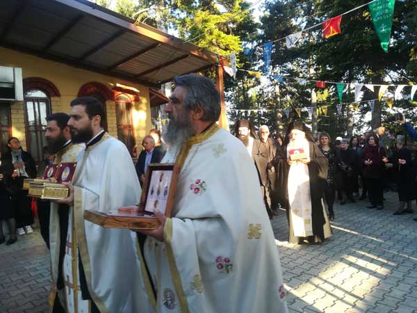 Τεμάχιο του Τιμίου Σταυρού και Ι. Λείψανα υποδέχτηκαν οι πιστοί στην Αγία Παρασκευή Κοζάνης – Θα παραμείνουν στον Ι. Ναό για προσκύνηση και ευλογία μέχρι και τη Δευτέρα