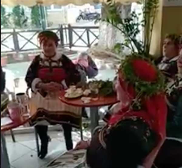 Οι γυναίκες της Λευκοπηγης τραγουδούν τα τραγούδια της Πρωτομαγιάς