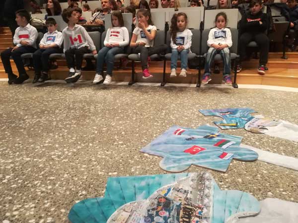 Το παζλ της ελευθερίας συναρμολογήθηκε το απόγευμα της Τρίτης στην Κοβεντάρειο Δημοτική Βιβλιοθήκη Κοζάνης – Μία βραδιά αφιερωμένη στην έννοια της ελευθερίας μέσα από τα μάτια των παιδιών