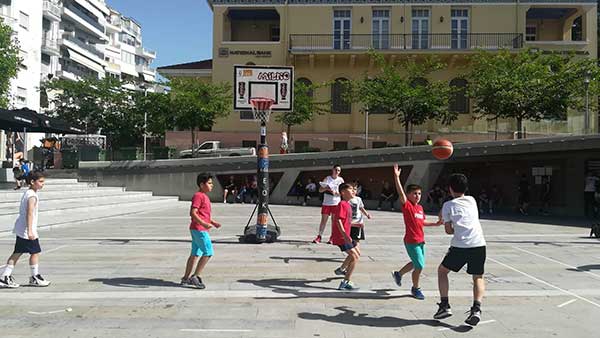 Σε γήπεδο μπάσκετ μετατράπηκε η κεντρική πλατεία της κοζάνης