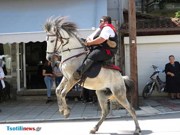 Το έθιμο των καβαλάρηδων αναβίωσε  στο πανηγύρι της Αναλήψεως στην Γαλατινή Κοζάνης