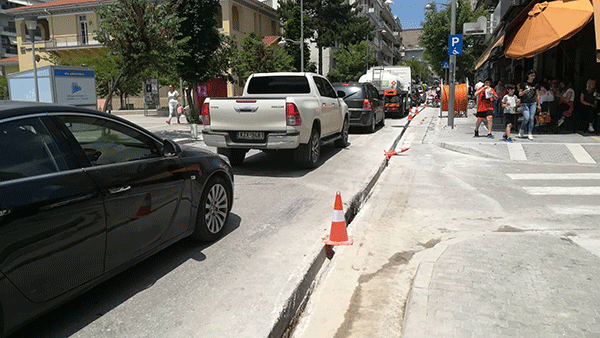 Συνωστισμός στην Παύλου Μελά για τις οπτικές ίνες της Vodafone
