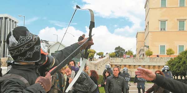 Απέδρασε ο «τοξοβόλος του Συντάγματος» -Συμμετείχε στη διπλή ληστεία στο Βελβεντό