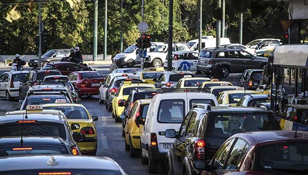 Ανατροπές στα διπλώματα οδήγησης ηλικιωμένων: Οι γιατροί θα αποφασίζουν ποιοι μπορούν να οδηγούν
