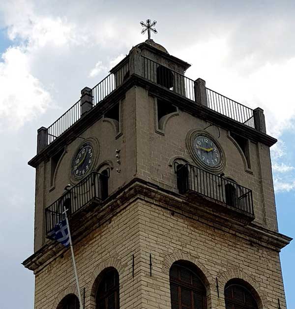 Ο Μαμάτσιος από τη μια δείχνει θερινή και από την άλλη χειμερινή ώρα