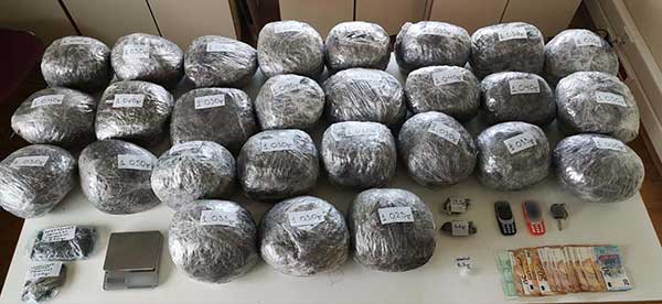 Συνελήφθη 50χρονος για διακίνηση μεγάλης ποσότητας ναρκωτικών ουσιών από αστυνομικούς του Τμήματος Ασφάλειας Κοζάνης, σε περιοχή της Θεσσαλονίκης