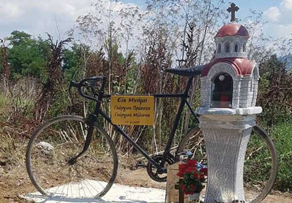 Εκκλησάκι στη μνήμη των δύο νεκρών ποδηλατών έστησε ομάδα φίλων από την Πτολεμαΐδα