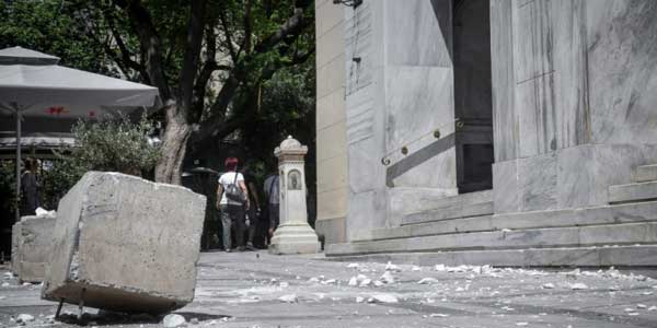 Σεισμός στην Αθήνα: Τέσσερις ελαφρά τραυματίες από το χτύπημα του Εγκέλαδου