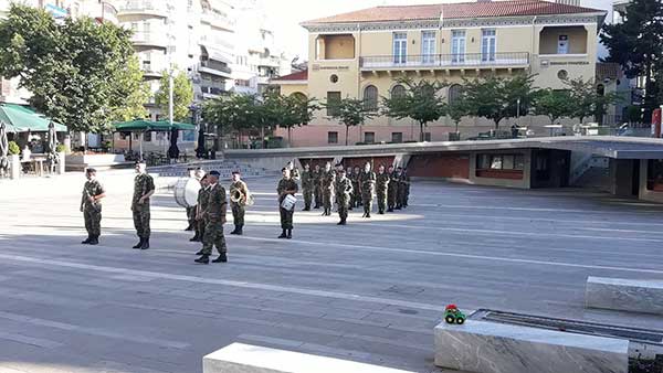 Η έπαρση της σημαίας στην κεντρική πλατεία της Κοζάνης