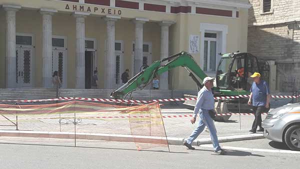 Η ΔΕΥΑΚ εκτελεί εργασίες μπροστά από το δημαρχείο –Για την οριστική αποκατάσταση της βλάβης  του Οκτωβρίου