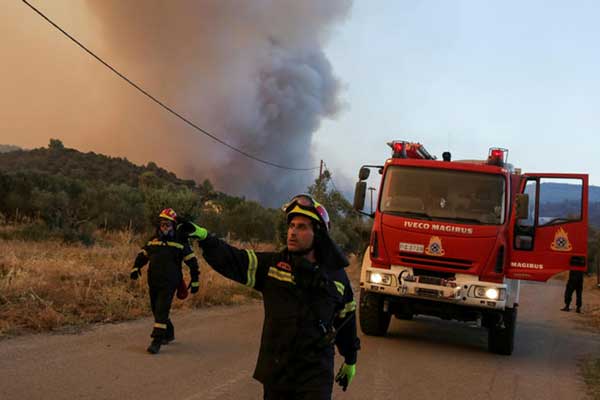 Εύβοια: Τιτάνια η μάχη με τις φλόγες όλο το βράδυ – «Έπεσε» ο αέρας