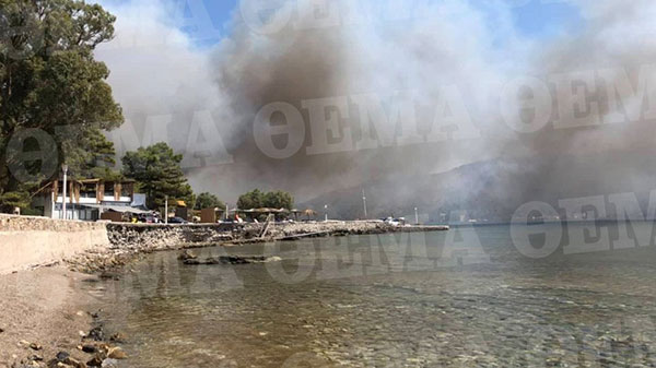 Μεγάλη φωτιά στη Λέρο – Εγκλωβισμένοι σε παραλία