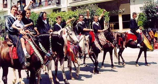 Ήθη και έθιμα του Δεκαπενταύγουστου: Οι καβαλάρηδες της Σιάτιστας