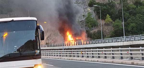 Φωτιά σε τουριστικό λεωφορείο στον Πολύμυλο που κινούνταν προς Κοζάνη