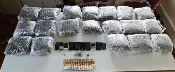 Kατασχέθηκαν 20 κιλά και 632,1 γραμμάρια ακατέργαστης κάνναβης, 700 ευρώ, 10 κινητά τηλέφωνα – Συνελήφθη 38χρονος