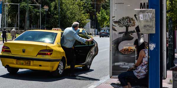 Τέλος το τσιγάρο και πίσω από το τιμόνι: Τι ισχύει για οδηγούς, συνοδηγούς -Τσουχτερά πρόστιμα και αφαίρεση διπλώματος