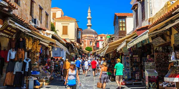 Ερευνα Eurostat: Ένας στους δύο Έλληνες δεν έχει χρήματα για να κάνει διακοπές μίας εβδομάδας