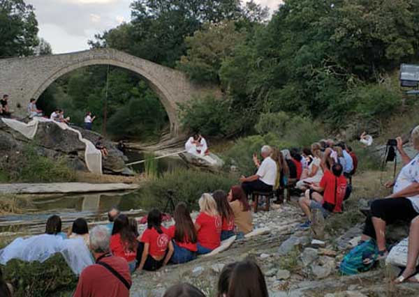 Μια παράσταση στο ποτάμι της Χρυσαυγής κάτω από το τοξωτό γεφύρι