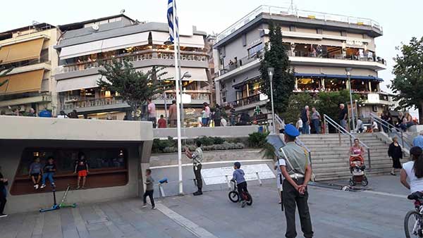 Η υποστολή της σημαίας στην κεντρική πλατεία της Κοζάνης