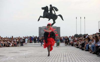 Θεσσαλονίκη : Κουστούμια όπερας από ανακυκλώσιμα υλικά  – Μια ξεχωριστή επίδειξη στη Νέα Παραλία