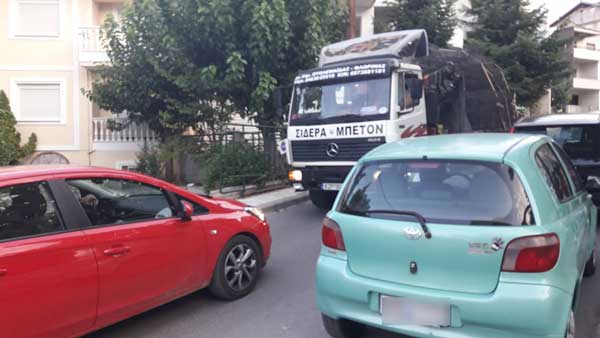 Φορτηγό μπήκε στο αντίθετο ρεύμα μπροστά από την είσοδο του 2ου και 6ου δημοτικού σχολείου Κοζάνης