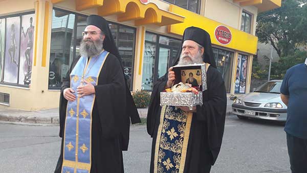 Στον Ι.Ν. των Αγίων Κωνσταντίνου και Ελένης βρίσκονται τα Ιερά Λείψανα του Οσίου Δαβίδ του εν Ευβοία από το απόγευμα της Κυριακής