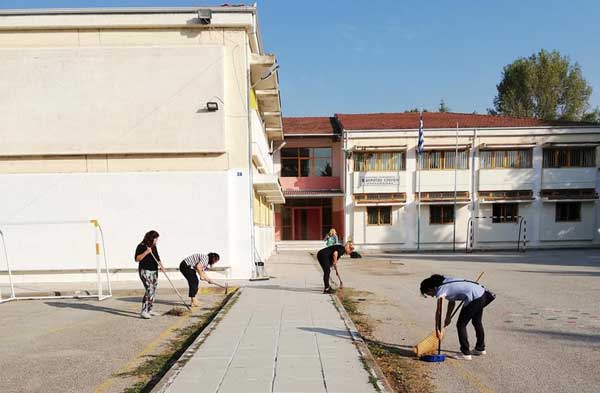 Οι μαμάδες στο 9ο δημοτικό σχολείο Πτολεμαΐδας πήραν τις σκούπες στα χέρια τους