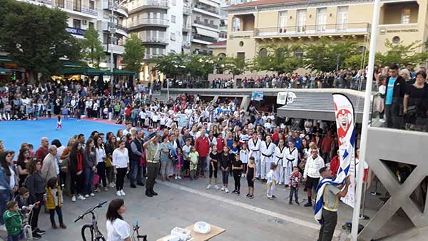 Η υποστολή της σημαίας στην κεντρική πλατεία με πλήθος κόσμου